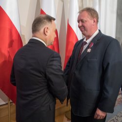 Prezydent RP wręcza Srebrny Krzyż Zasługi wiceprezydentowi Raciborza Dawidowi Wacławczykowi