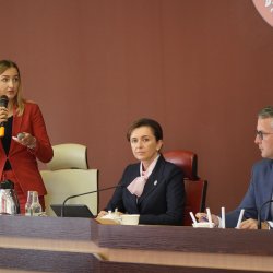 Justyna Pawlak, Ewa Gawęda i Dariusz Polowy. Spotkanie poświęcone Strategii Rozwoju Usług Społecznych.