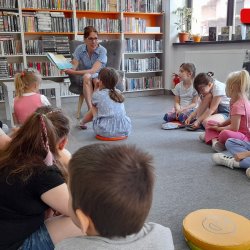 Dzieci z Przedszkola nr 24 mogły poznać książkę pn.:"W ogrodzie Matyldy: zaginięcie trzmiela Stefana".