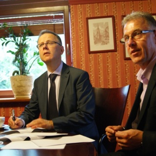 Paweł Rowiński – dyrektor Instytutu Geofizyki PAN w Warszawie i  Mirosław Lenk - prezydent Raciborza podpisują umowę o udzielenie dotacji.