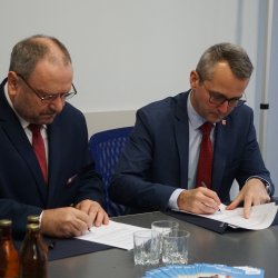 Podpisy pod porozumieniem złożyli prezydent i wiceprezes WFOŚiGW w Katowicach