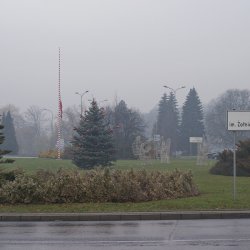 Opuszczona flaga na rondzie Żołnierzy Niezłomnych