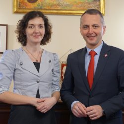 Prezydent Raciborza oficjalnie pogratulował Elżbiecie SKrzymowskiej wygranej w konkursie na stanowisko dyrektora Arboretum Bramy Morawskiej