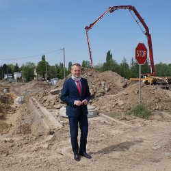 Prezydent Raciborza Dariusz Polowy przy placu budowy drogi Racibórz - Pszczyna