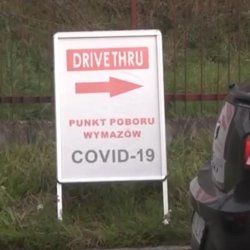 Strażnicy Miejscy pomagają zaprowadzić porządek na Gamowskiej w związku z kolejką oczekujących na pobranie wymazu w punkcie Drive Thru