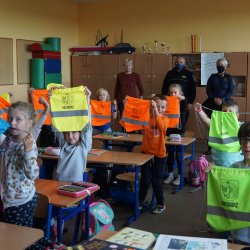 Strażnicy miejscy uczą bezpiecznych zachowań, zdj. z lekcji ze strażnikami w ZSP 1 w Markowicach
