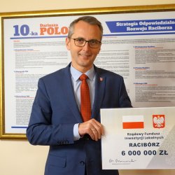 Prezydent Dariusz Polowy z symbolicznym czekiem na 6 mln zł z Rządowego Funduszu Inwestycji Lokalnych