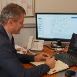 Prezydent Dominik Konieczny podczas spotkania online z partnerami projektu w ramach programu Kolej Plus