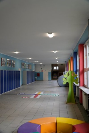 szkolny korytarz z nowym oświetleniem