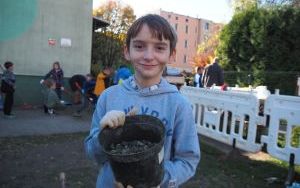 Uczniowie z SP13 sadzą rośliny w ogrodzie deszczowym (5)