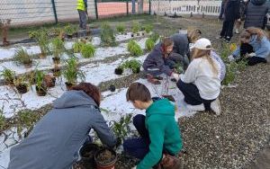 Uczniowie z SP13 sadzą rośliny w ogrodzie deszczowym (11)