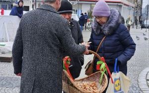 Tradycji stało się zadość - prezydent rozdawał na raciborskim rynku pączki i faworki (14)