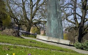 Pomnik Matki Polki w otoczeniu kolorowych krokusów (2)