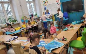 Dzieci aktywnie angażują się w tworzenie wielkanocnych dekoracji (1)