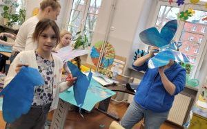 Dzieci aktywnie angażują się w tworzenie wielkanocnych dekoracji (4)