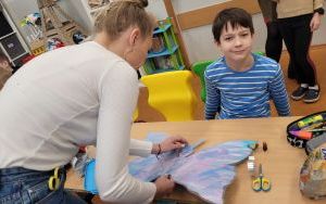 Dzieci aktywnie angażują się w tworzenie wielkanocnych dekoracji (8)