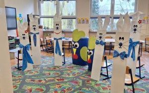 Dzieci aktywnie angażują się w tworzenie wielkanocnych dekoracji (5)