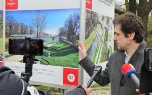 Prezydent Dariusz Polowy przedstawił koncepcję kładki pieszo-rowerowej nad Odrą (9)