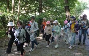Dzieci ze Szkolnego Zespołu Antysmogowego z wizytą w Arboretum Bramy Morawskiej w Raciborzu (1)