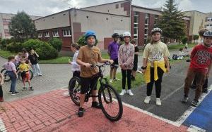 Raciborscy uczniowie zdają egzamin na kartę rowerową (1)