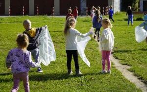 Na straży czystej Ziemi. Dzieci i młodzież uprzątnęły teren wokół swoich placówek (4)