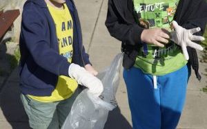 Na straży czystej Ziemi. Dzieci i młodzież uprzątnęły teren wokół swoich placówek (5)