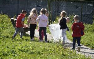 Na straży czystej Ziemi. Dzieci i młodzież uprzątnęły teren wokół swoich placówek (9)