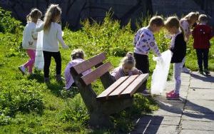 Na straży czystej Ziemi. Dzieci i młodzież uprzątnęły teren wokół swoich placówek (10)