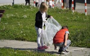 Na straży czystej Ziemi. Dzieci i młodzież uprzątnęły teren wokół swoich placówek (13)