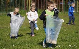 Na straży czystej Ziemi. Dzieci i młodzież uprzątnęły teren wokół swoich placówek (14)