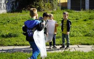 Na straży czystej Ziemi. Dzieci i młodzież uprzątnęły teren wokół swoich placówek (16)