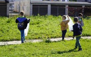 Na straży czystej Ziemi. Dzieci i młodzież uprzątnęły teren wokół swoich placówek (17)