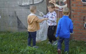 Na straży czystej Ziemi. Dzieci i młodzież uprzątnęły teren wokół swoich placówek (4)