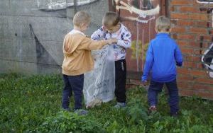 Na straży czystej Ziemi. Dzieci i młodzież uprzątnęły teren wokół swoich placówek (5)