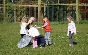 Na straży czystej Ziemi. Dzieci i młodzież uprzątnęły teren wokół swoich placówek (9)