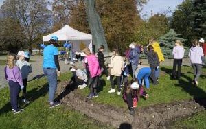 Tulipany upiększą teren przy Matce Polce. Dzieci z Zespołu Antysmogowego zachęcają do dbania o czyste powietrze (14)