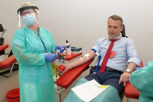 Prezydent  i urzędnicy oddali krew