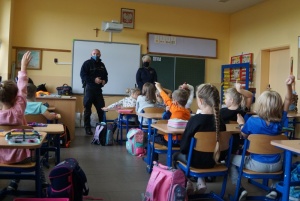 Dzieci z SZP w Markowicach biorą udział w zajęciach dydaktycznych ze stra