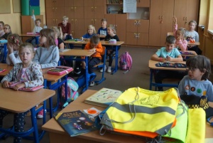 Dzieci z SZP w Markowicach biorą udział w zajęciach dydaktycznych ze strażnikami miejskimi